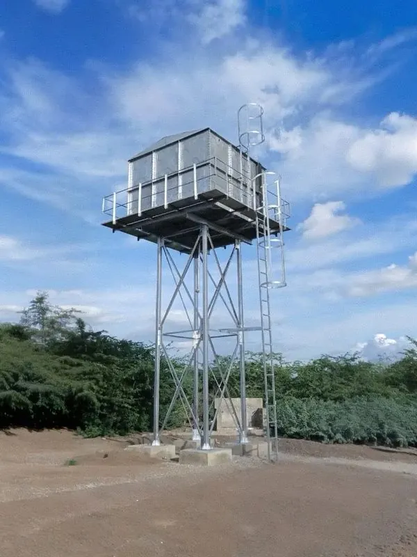 Four-leg tower with sectional panel tank